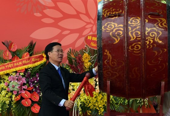 Politburo member, Secretary of the Party Central Committee (PCC) and head of the PCC's Communication and Education Commission, Vo Van Thuong beats a drum to open the national press festival 2018. (Photo: Sggp)