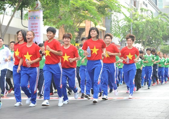 More than 6,000 people participate in 2018 Olympic Run Day in HCMC ảnh 2 TPHCM tá» chức Ngà y chạy Olympic nÄm 2018: HÆ¡n 6.000 ngưá»i tham dá»± ảnh 2