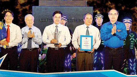 Secretary of the Ho Chi Minh City Party Committee Nguyen Thien Nhan presents Ho Hao Hon Prize to the Center for Science and Technology Development for Youth in HCM City. (Photo: Sggp)