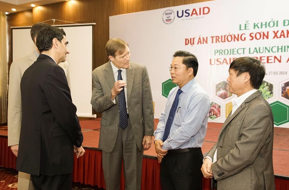 USAID/Vietnam Mission Director Michael Greene and Vice Chairman of Quang Nam Le Tri Thanh launch the USAID Green Annamites project in Tam Ky City. (Photo: USAID Vietnam)