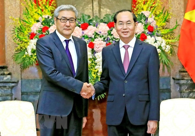 President Tran Dai Quang (R) shakes hands with Amarjargal Gansukh, Secretary of the National Security Council of Mongolia (Photo: VNA)