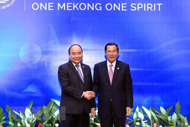 PM Nguyen Xuan Phuc (left) meets with his Cambodian counterpart Samdech Techno Hun Sen on the sidelines of the third Mekong River Commission Summit in Siam Reap on April 4. (Photo: VNA)