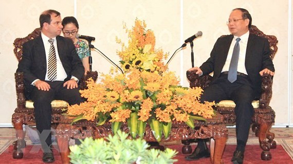 Standing Deputy Secretary of the Party Committee of Ho Chi Minh City Tat Thanh Cang on April 13 recives President of the Cuban Institute of Friendship with Peoples (ICAP) Fernando Gonzalez Llort. (Photo: Sggp)