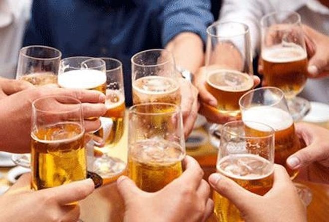 Seventy percent of the Vietnamese population are directly or indirectly affected by drink problem. (Photo: tienphong.vn)