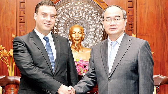 Secretary of HCMC Party Committee Nguyen Thien Nhan on April 24 hosts a reception for Ambassador of Israel to Vietnam Nadav Eshcar. (Photo: Sggp)