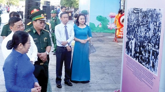 City’s leaders visit a exhibition. (Photo: Sggp)