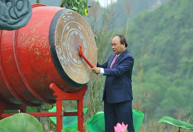 Prime Minister Nguyen Xuan Phuc beats a drum to kick of the Trang An Festival 2018 (Photo: VNA)