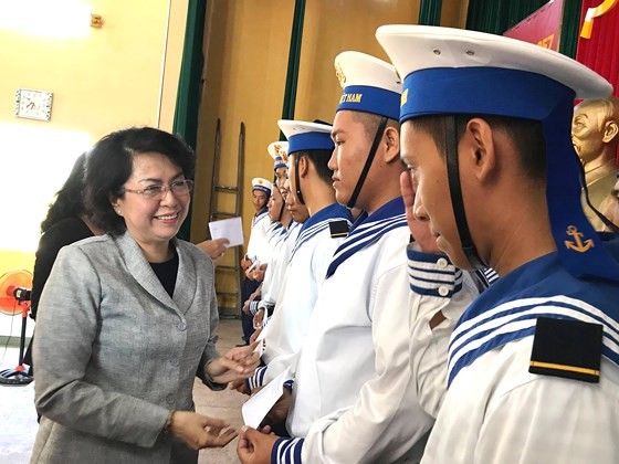 ThÄm, tặng quà chiến sÄ© hải quân là con em TPHCM ảnh 1