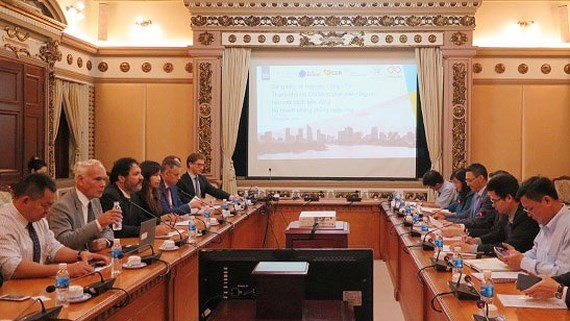 At the metting between Permanent Vice Chairman of the Ho Chi Minh City People's Committee Le Thanh Liem and Dutch Consul-General Carel Richter and experts.  (Photo: Sggp)