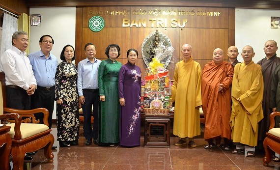 Vice Secretary of Ho Chi Minh City Party Committee Vo Thi Dung visits the Executive Council of the Vietnam Buddhist Sangha (VBS) of HCM City. (Photo: Sggp)