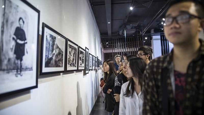 Young audiences at an art exhibition by the British Council at the Hanoi Old Quarter Cultural Exchange Center. (Photo: British Council)