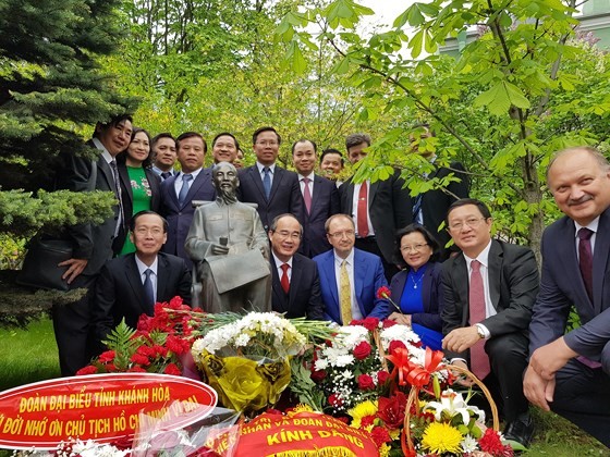 Ho Chi Minh City high ranking officials offer flowers to the statue of President Ho Chi Minh at the St. Petersburg State University. (Photo: Sggp)