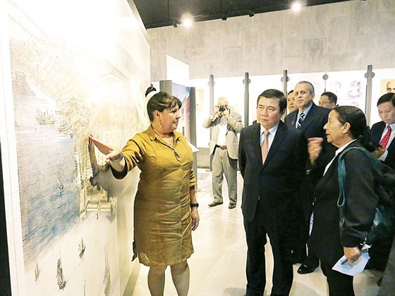 Chairman of the People’s Committee of HCMC Nguyen Thanh Phong visits Jose Marti Memorial Museum. (Photo: Sggp)