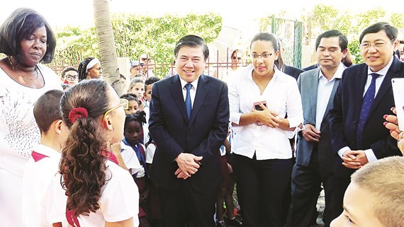 Chairman of the People’s Committee of HCMC Nguyen Thanh Phong and the delegation of  Ho Chi Minh City high ranking officials visit Uncle Ho primary school in Havana. (Photo: Sggp)