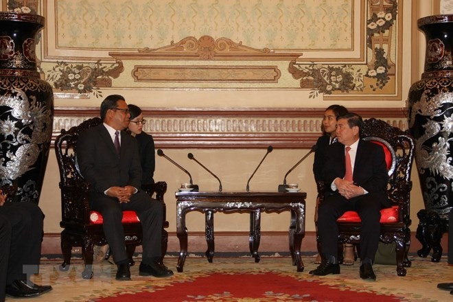 Chairman of the municipal People’s Committee Nguyen Thanh Phong (R) at a reception for visiting Speaker of the Congress of the Federated States of Micronesia Wesley W. Simina (Photo: VNA)