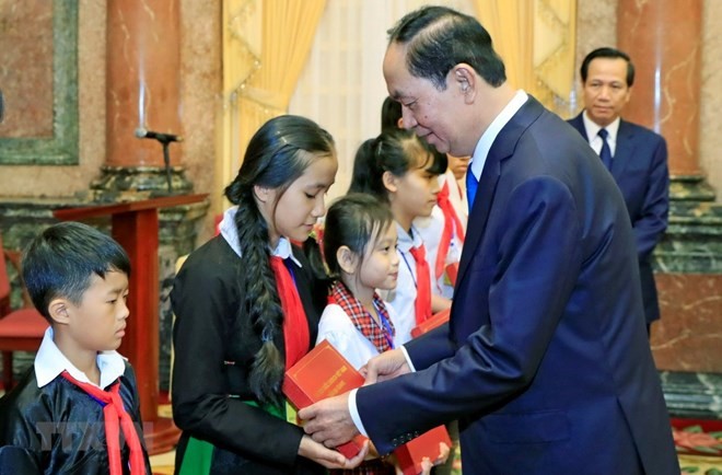 President Tran Dai Quang presents gifts to needy children (Photo: VNA)