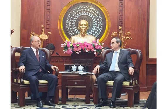 Secretary of Ho Chi Minh City’s Party Committee Nguyen Thien Nhan (R) and Special Advisor of the Japan-Vietnam Parliamentary Friendship Alliance, Tsutomu Takebe (Photo: Sggp