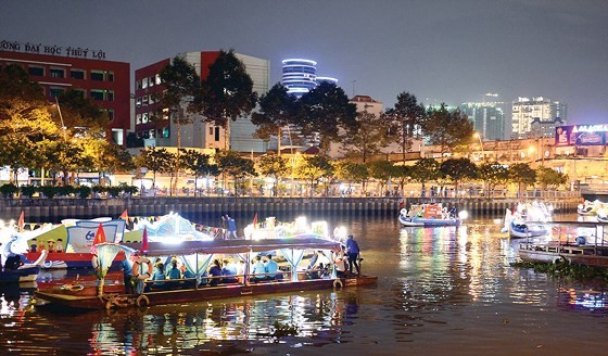 Cruise boats traveling along the Nhieu Loc - Thi Nghe Canal  (Photo: Viet Dung)