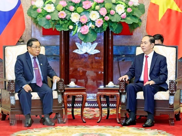 President Tran Dai Quang (R) receives Lao National Assembly Vice Chairman Sengnouane Xayalath (Photo: VNA)