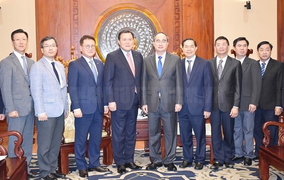 Secretary of the HCM City Party Committee Nguyen Thien Nhan received Vice Chairman of the Lotte Group Hwang Kag-gyu.  (Photo: HCMCPV. ORG.VN)