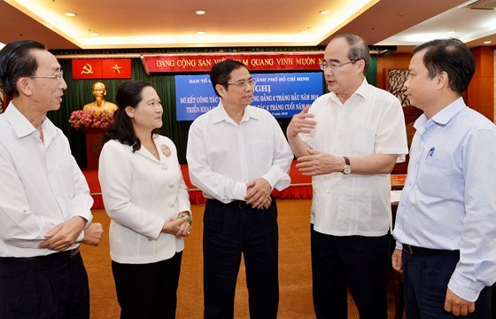 Head of the Party Central Committee's Organization Commission Pham Minh Chinh (c )and Secretary of the HCM City Party Committee Nguyen Thien Nhan at the conference (2nd, R) (Photo: Sggp)