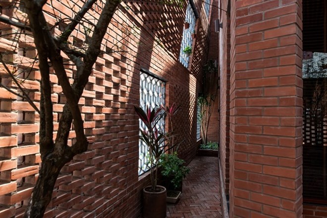 Different aspect: People inside the house sense time and weather through shadow and air. (Source: archdaily.com )