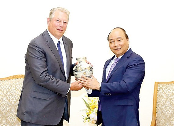 Prime Minister Nguyen Xuan Phuc (R) and former US Vice President Al Gore