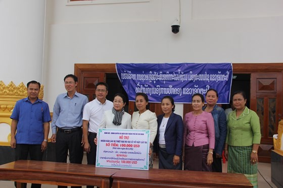 Äoà n lãnh Äạo cấp cao TPHCM thÄm các Äá»a phương cá»§a Là o bỠảnh hưá»ng trong sá»± cá» vỡ Äáºp thá»§y Äiá»n ảnh 1