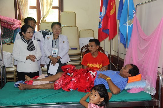 A delegation of Ho Chi Minh City officials visits victims of Lao dam collapse. (Photo: Sggp)
