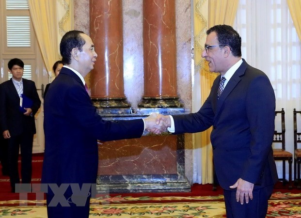 President Tran Dai Quang (L) and Chilean Ambassador Jaime Chomali Garib (Source: VNA)