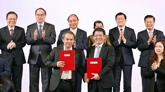 The signing ceremony is witnessed by Prime Minister Nguyen Xuan Phuc, former President Truong Tan Sang and HCMC Party Committee Secretary Nguyen Thien Nhan.  (Photo: TTXVN)