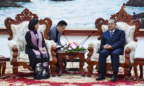 Head of the Department of Propaganda and Training of the HCMC Party Committee, Than Thi Thu (L) meets head of the Lao People's Revolutionary Party (LPRP) Central Committee's Commission for Propaganda and Training, Kikeo Khaykhamphithoune. (Photo: Sggp)