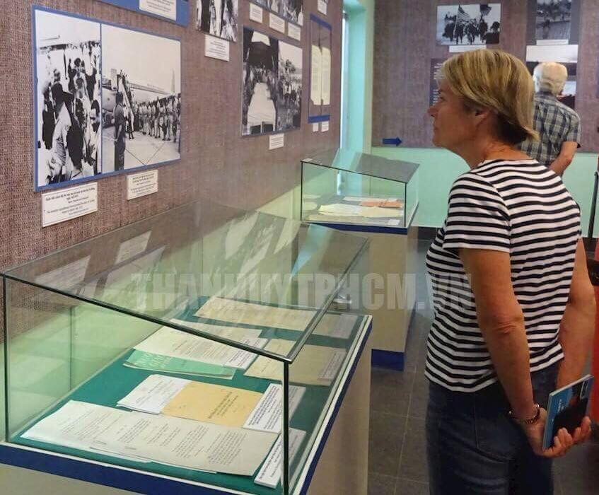 A foreign visitor contemplates pictures at the exhibition. (Photo: hcmcpv.org.vn)