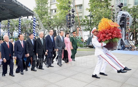 The delegation offer flowers to President Ho Chi Minh at his statue at Ho Chi Minh Statue Park  in front of the City Hall. (Photo: Sggp)