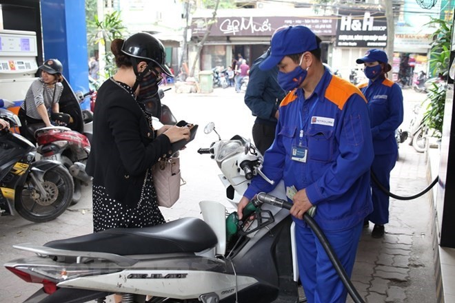 Experts have warned fuel price hikes will put pressure on inflation next year (Photo: VNA)