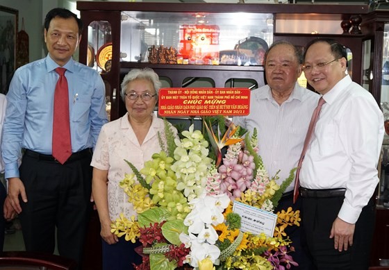 A delegation of Ho Chi Minh City leaders led by Deputy Secretary of the Ho Chi Minh City Party Committee Tat Thanh Cang visits Associate Professor Dr. Huynh Van Hoang. (Photo: Sggp)