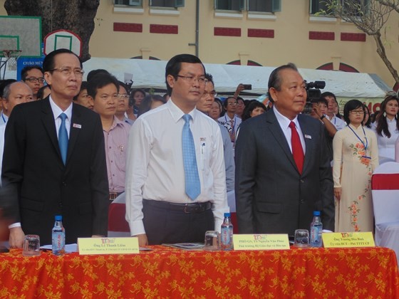 Attending at the ceremony are Permanent Deputy Prime Minister, Truong Hoa Binh (R ); Deputy Minister of Education and Training, Nguyen Van Phuc; and Permanent Vice Chairman of the Ho Chi Minh City People's Committee, Le Thanh Liem. (Photo: Sggp)