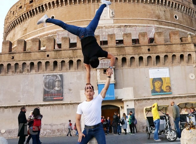 Nghiep and Co stage performance on Rome's street.(Photo: VNA)