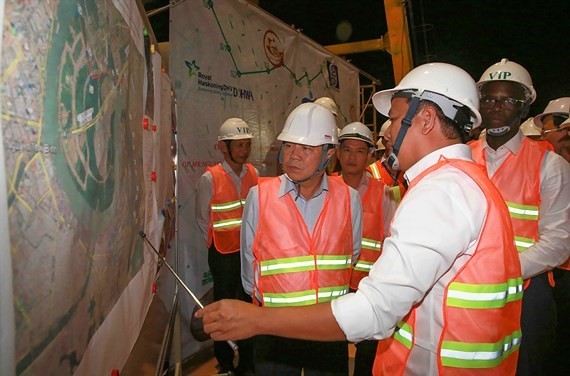 Chairman of the HCM City People’s Committee Nguyen Thanh Phong (left) and WB Country Director for Vietnam Ousmane Dione (right) take a fact-finding trip to District 2 where the second phase of a WB-funded environmental sanitation project is underway. (Pho