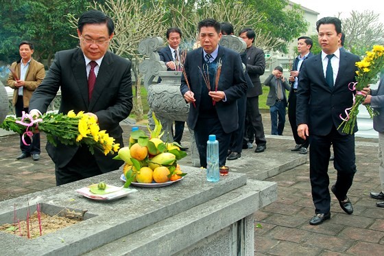 Phó Thá»§ tưá»ng Vương Äình Huá» dâng hương tưá»ng niá»m Uy Viá»
n tưá»ng công Nguyá»
n Công Trứ ảnh 1