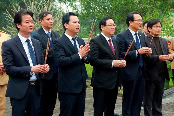 Deputy Prime Minister Vuong Dinh Hue ( C) offers incense and flowers at the Great Luminary Nguyen Cong Tru temple in Ha Tinh province. (Photo: Sggp)
