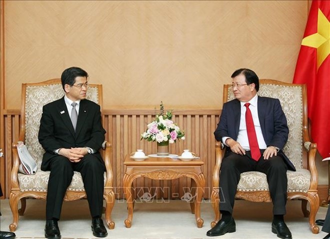 Deputy Prime Minister Trinh Dinh Dung (R) and Japanese Minister of Land, Infrastructure, Transport and Tourism Keiichi Ishii (Photo: VNA)