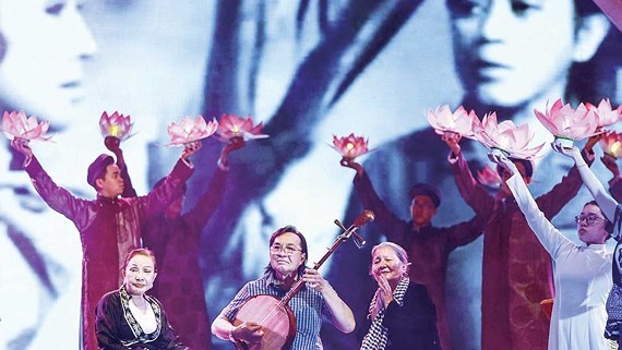 Veteran cai luong artists, Hong Nga, Thanh Tuan and Le Thien on the stage