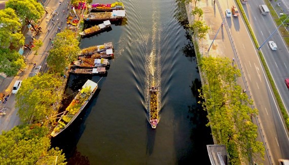 Boats carrying flowers run along Kenh Te canal and dock at Binh Dong pier.  (Photo: Sggp)