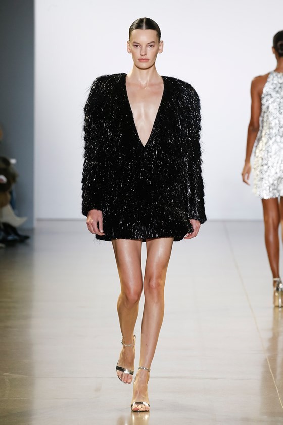 Xem BST âCuá»c dạo chÆ¡i cá»§a những vì saoâ cá»§a Công Trà tại New York Fashion Week 2019 ảnh 25