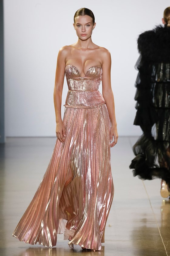 Xem BST âCuá»c dạo chÆ¡i cá»§a những vì saoâ cá»§a Công Trà tại New York Fashion Week 2019 ảnh 2
