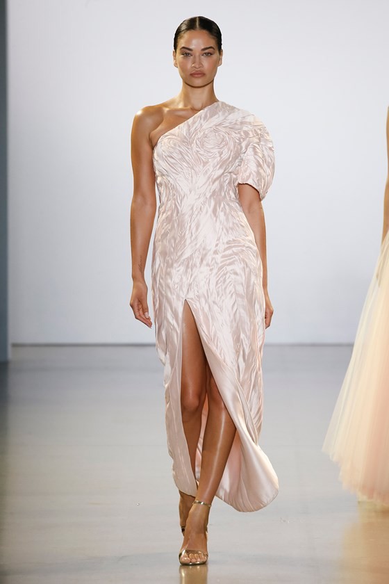 Xem BST âCuá»c dạo chÆ¡i cá»§a những vì saoâ cá»§a Công Trà tại New York Fashion Week 2019 ảnh 3