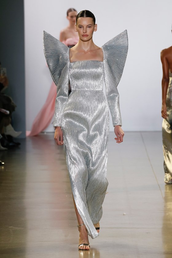 Xem BST âCuá»c dạo chÆ¡i cá»§a những vì saoâ cá»§a Công Trà tại New York Fashion Week 2019 ảnh 8