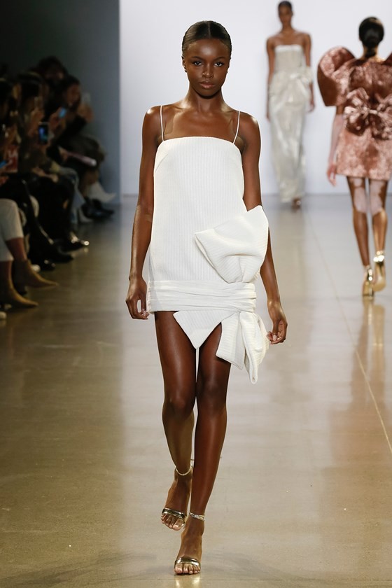 Xem BST âCuá»c dạo chÆ¡i cá»§a những vì saoâ cá»§a Công Trà tại New York Fashion Week 2019 ảnh 11