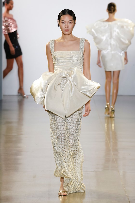 Xem BST âCuá»c dạo chÆ¡i cá»§a những vì saoâ cá»§a Công Trà tại New York Fashion Week 2019 ảnh 14